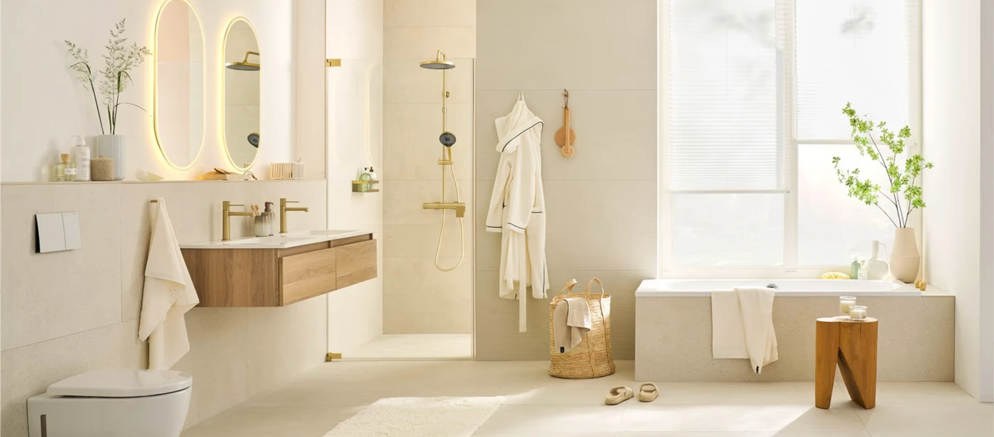 Helles, großes Badezimmer mit goldenen Akzenten.