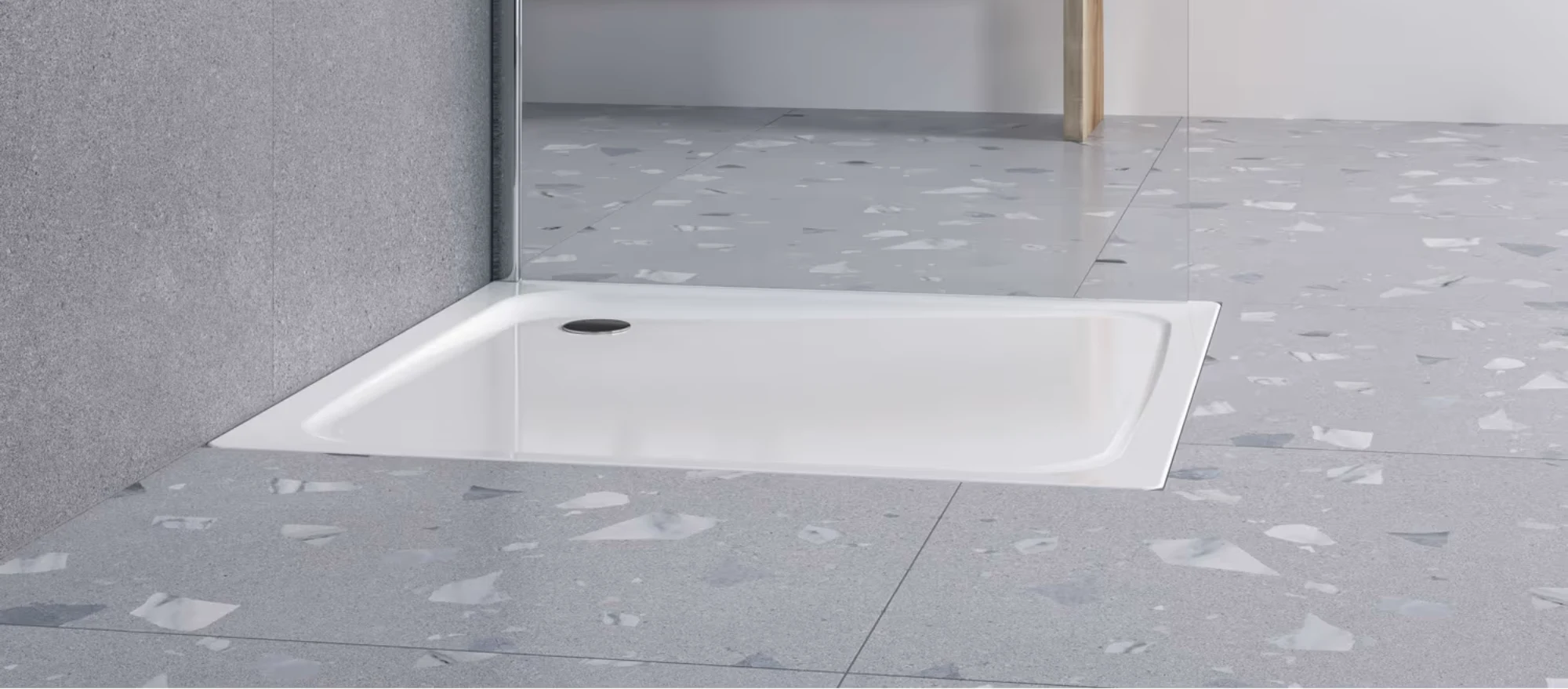 Sturotec Sturo superflat Duschwanne in alpinweiß in einem modernen Badezimmer.