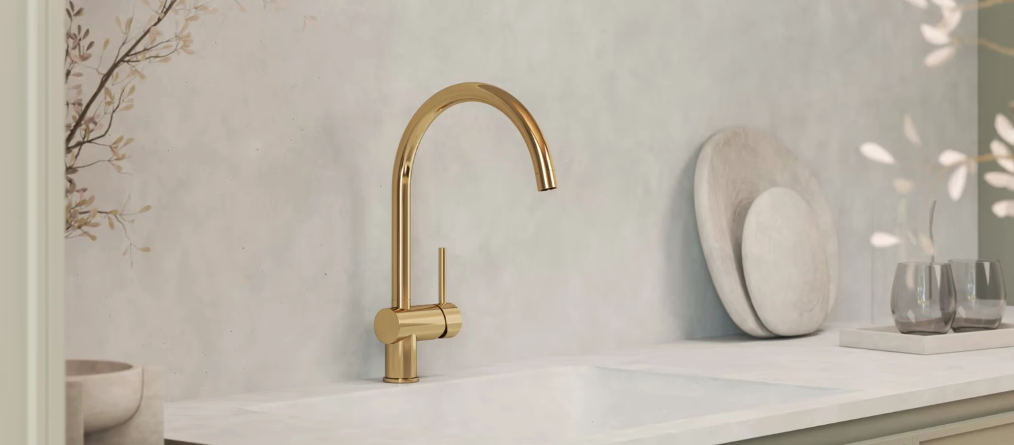 Kronenbach Lima Classic in honey gold in einem minimalistischen Bad in beige.