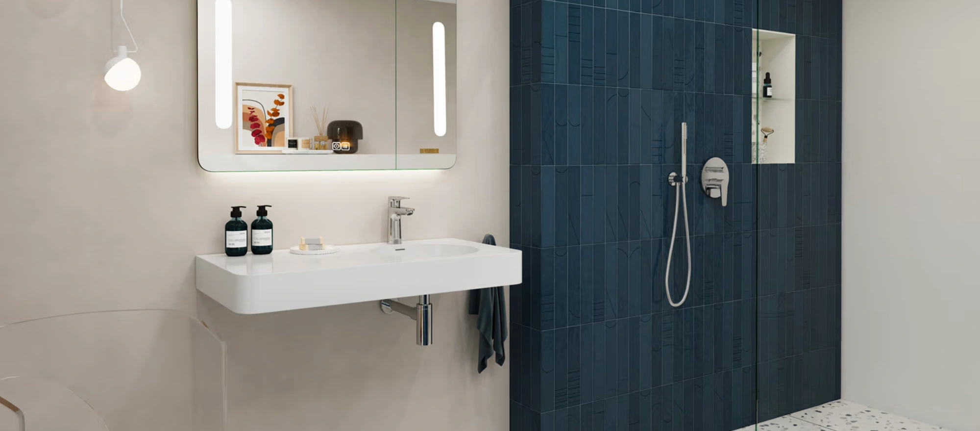 Kronenbach Stone Handwaschbecken in einem modernen Badezimmer mit einer dunkelblau-gefliesten Walk-In Dusche.