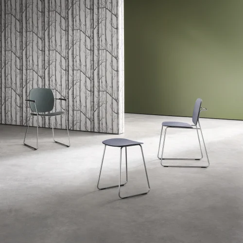 schwarze Duschhocker in grünem Raum und grauen Boden