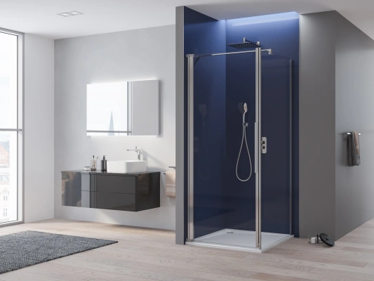 Akzentuiert eingebaute Dusche mit flacher Duschwanne