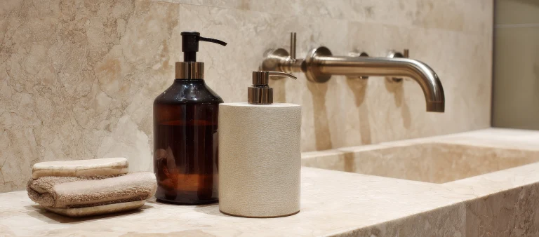 Natürlich, warm, einzigartig: Travertin als Highlight im modernen Badezimmer