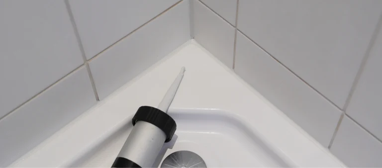 Silikonfugen erneuern: So gehen Sie richtig vor