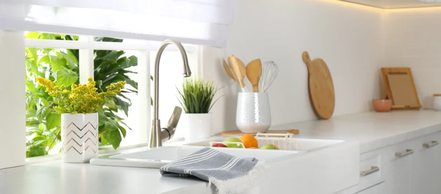 Keramikspüle in weißer Küche mit Armatur in Chromoptik