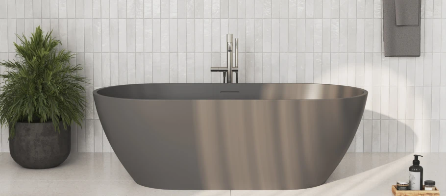 Graue, freistehende Badewanne in einem hellen, minimalistischen Bad