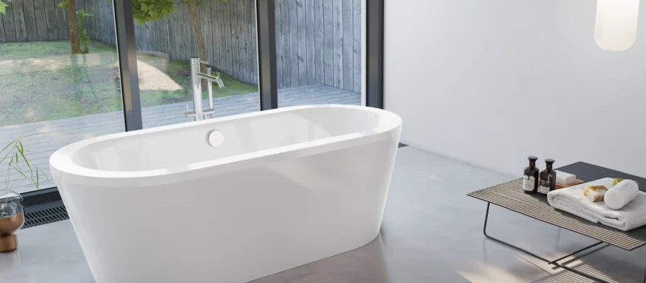 Weiße Steinkamp Living freistehende Ovalbadewanne in einem hellen Bad