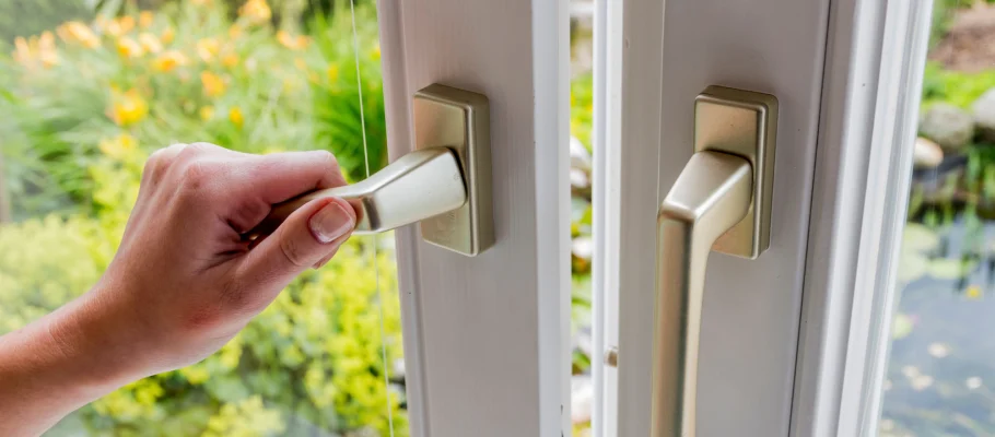 Ein Badezimmerfenster wird geöffnet