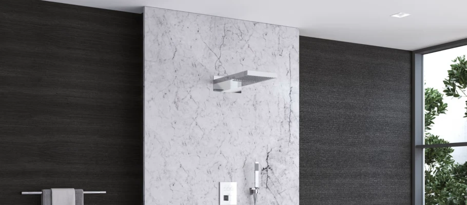 Kronenbach SPA Kopfbrause in chrom in einem luxuriösen Badezimmer mit einer großen, offenen Dusche.